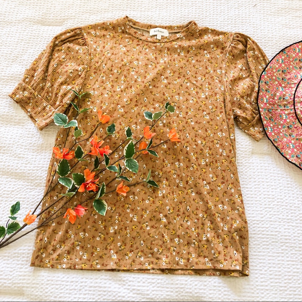 Excellent used condition. Ruffled high-neck tee